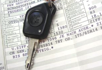 Autoschlüssel auf Fahrzeugschein